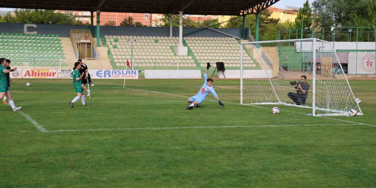 Ampute Milli Futbol Takımı, Kırşehir’de Kadın Futbol Takımıyla Hazırlık Maçı Yaptı