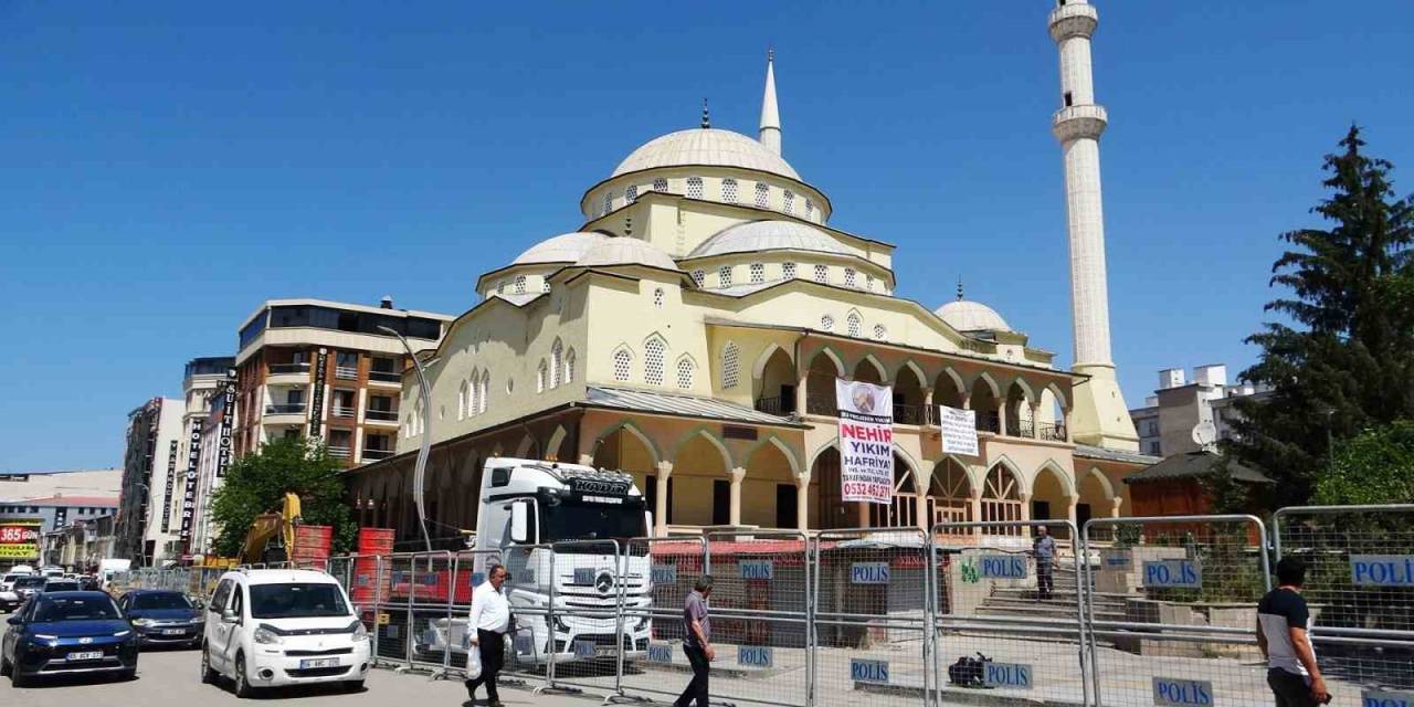Hz. Ömer Cami Esnafı Dükkanları Boşaltıyor