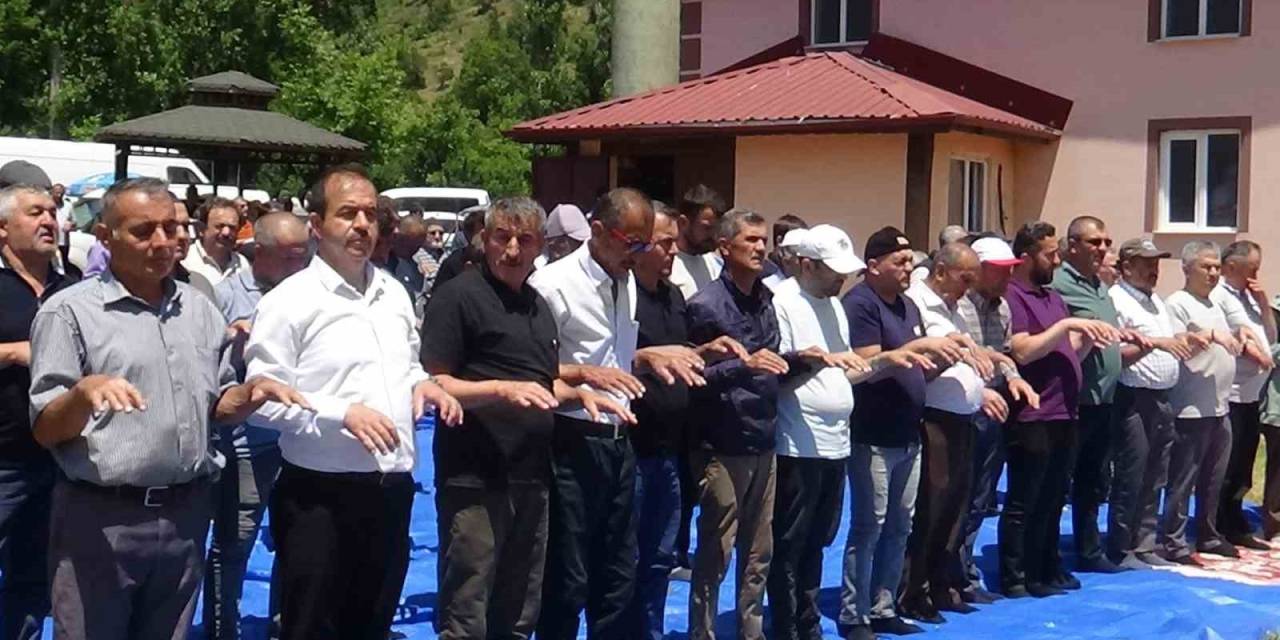 Yüzlerce Kişi Yağmur İçin Avuçlarını Semaya Açtı