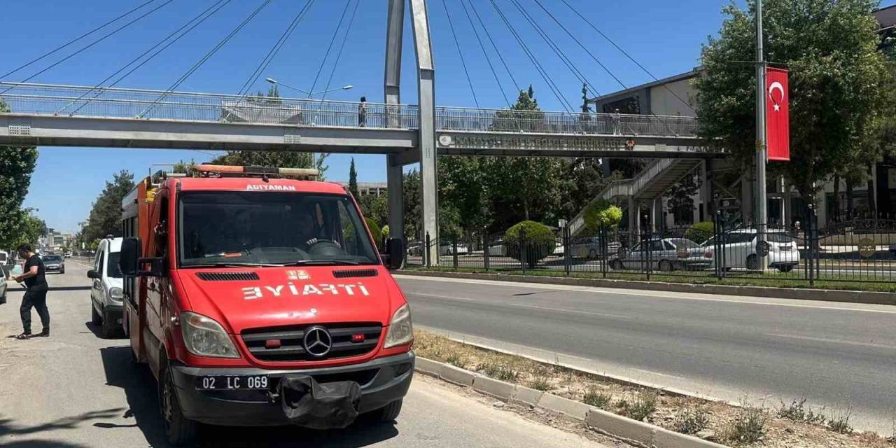 Üst Geçidi Kullanmayan Şahıs Demir Korkulukta Sıkıştı