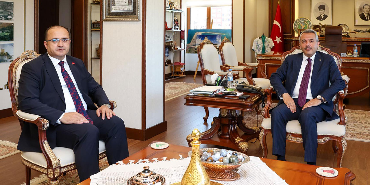 Rize Valisi Baydaş, Yeni Vali Yardımcısı Kurt'u Makamında Kabul Etti