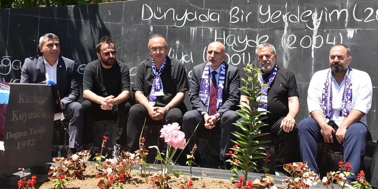 Karadenizli sanatçı Kazım Koyuncu, vefatının 20. yılında mezarı başında anıldı