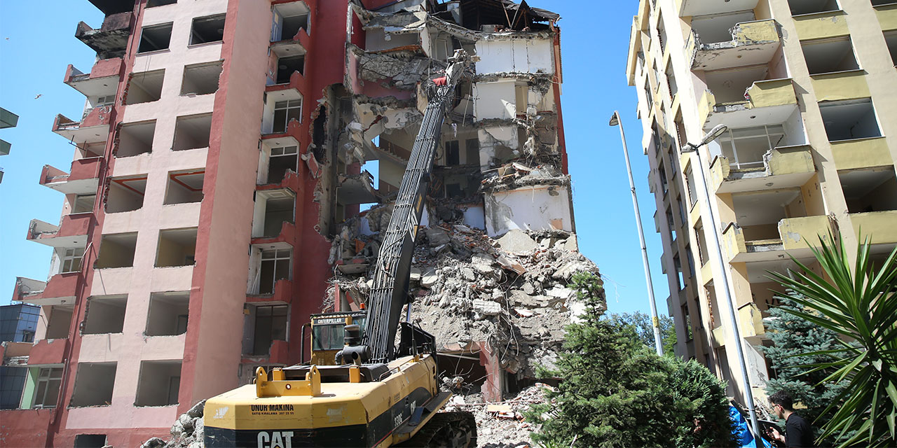 Rize'de fırtınada boşaltılan 8 katlı 2 binada yıkım işlemi başladı