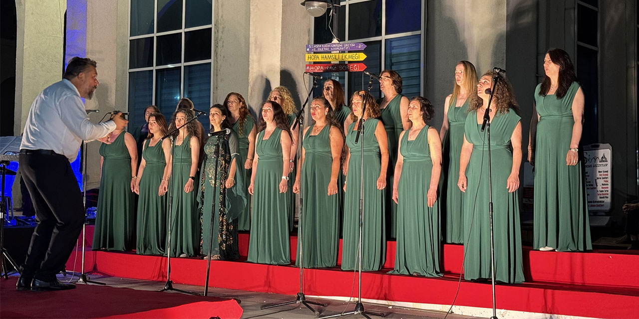 Artvin'de "Nazım'dan Kazım'a bir Volkan'dır Karadeniz" konseri düzenlendi