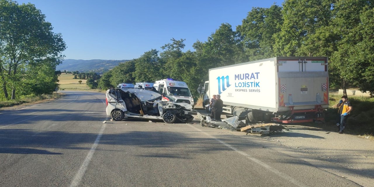 Tokat'ta hafif ticari araç, kamyona çarptı: 2 ölü, 3 yaralı