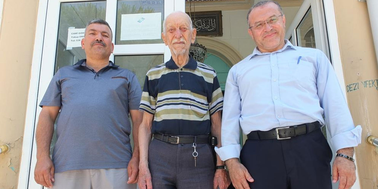59 Yıldır Gönüllü Müezzinlik Yapıyor