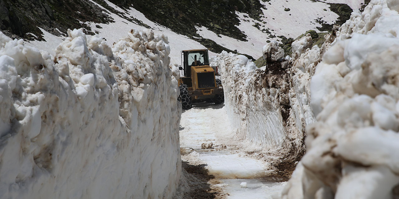 Rize yaylalarında hummalı kar temizliği