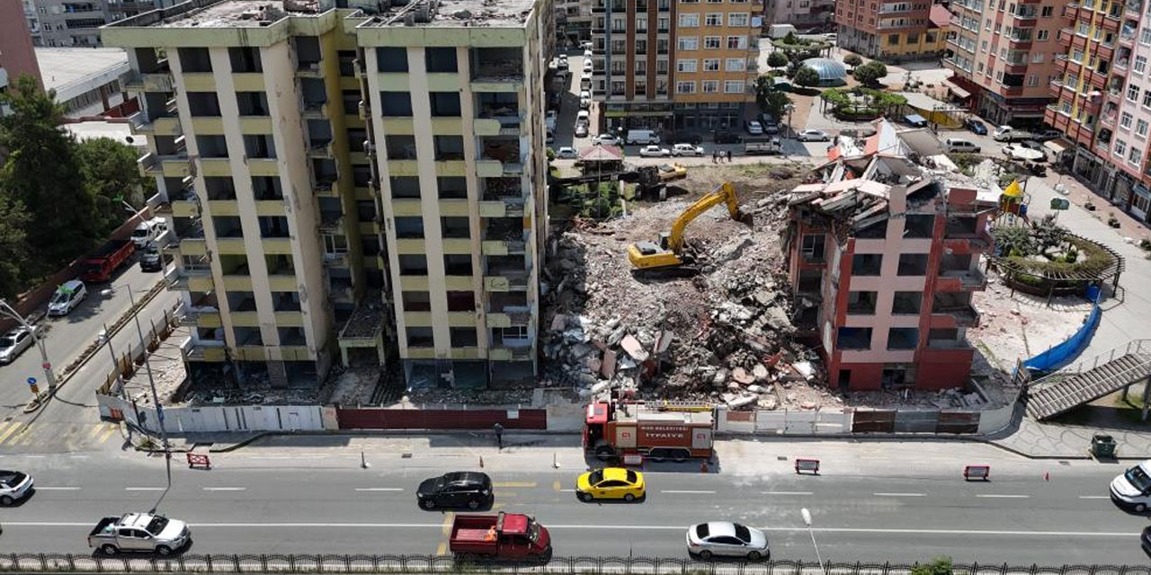 Rize'deki riskli 2 binanın yıkımı sürüyor