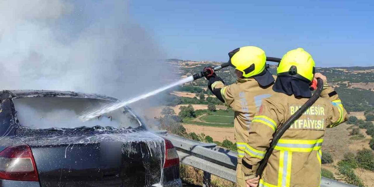 Balıkesir’de Otomobil Otoyolda Yandı