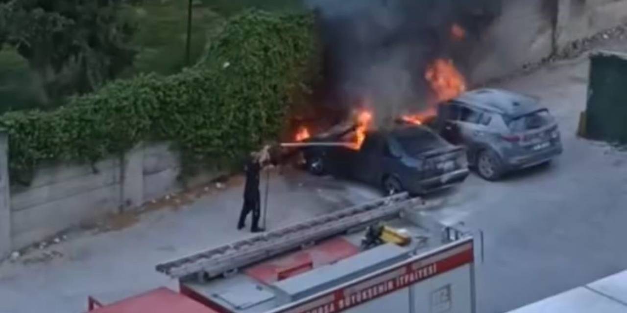 Park Halindeki Araç Alev Topuna Döndü...alevler Bir Başka Araca Sıçradı