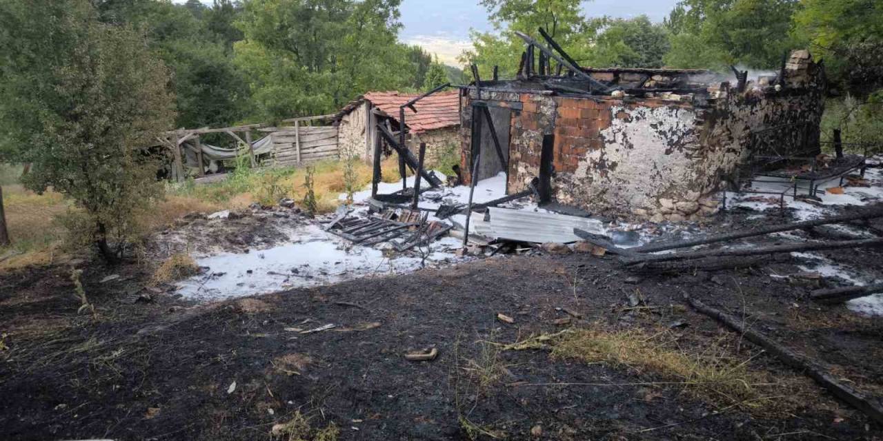 Domaniç’te Baraka Yangını Korkuttu