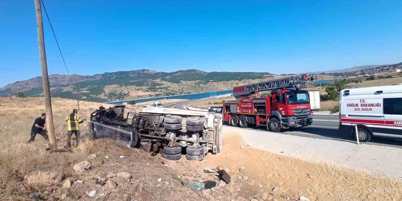 Tunceli’de Kamyon Devrildi, Sürücü Araçtan Fırladı