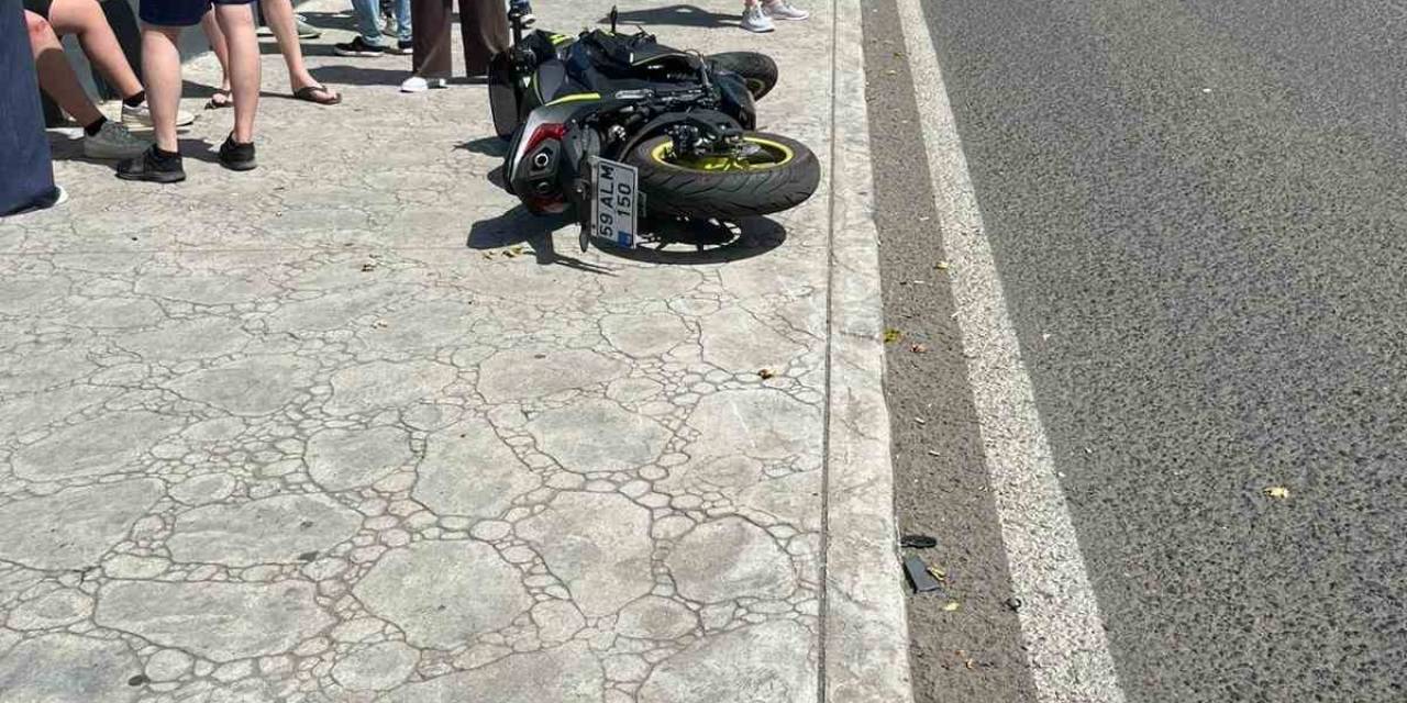 Kaza Yapan Motosiklet Sürücüsünü Kask Korudu