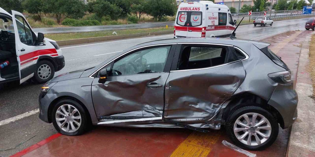 Samsun’da Hafif Ticari Araç Otomobile Yandan Çarptı: 3 Yaralı