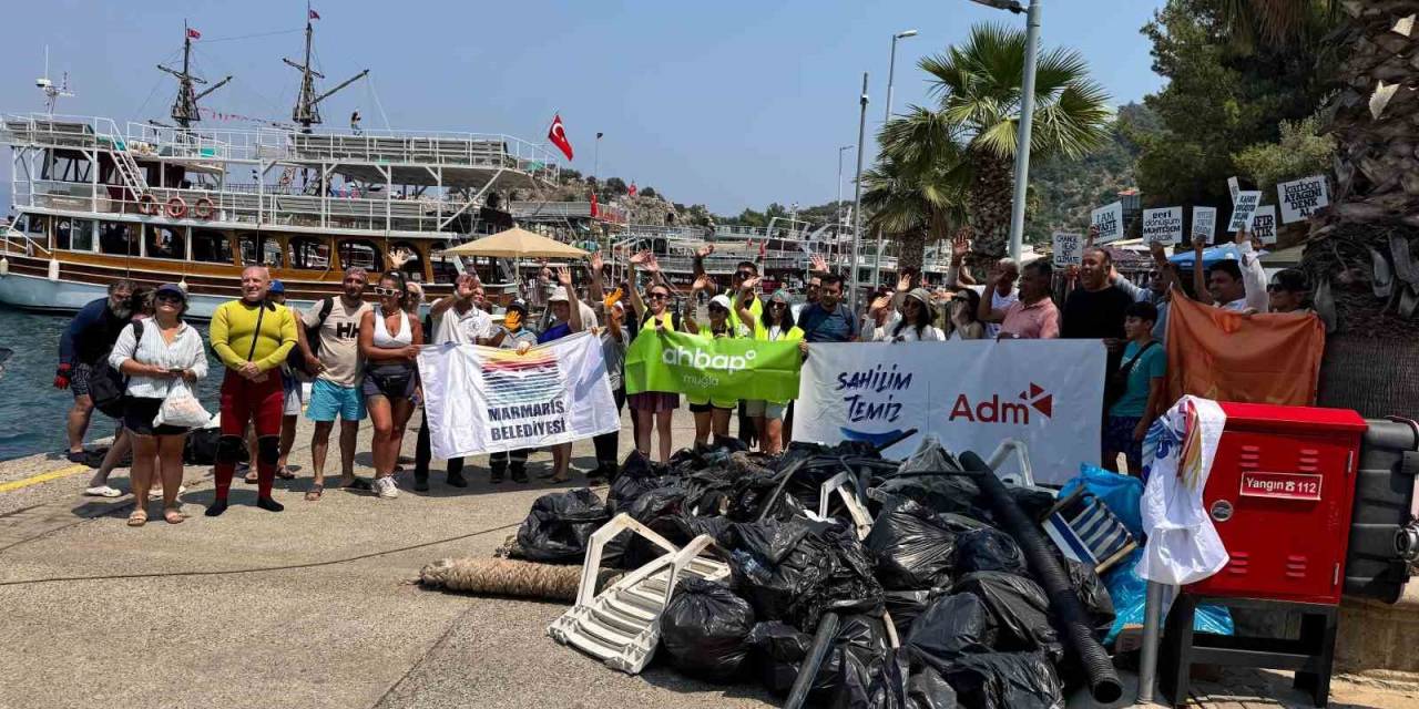 Marmaris Koylarında Çevre Temizliği Sürüyor