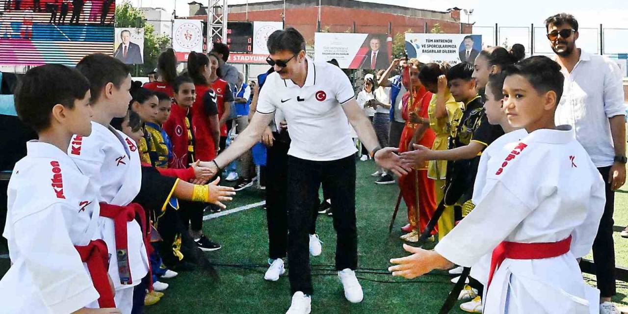 Bahçelievler Stadyumu’nda Gsb Spor Okulları Açılış Töreni Gerçekleştirdi