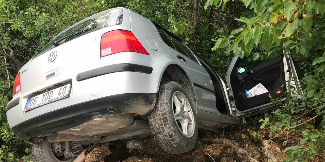 Yoldan Savrulan Otomobil Ağaça Çarparak Durabildi