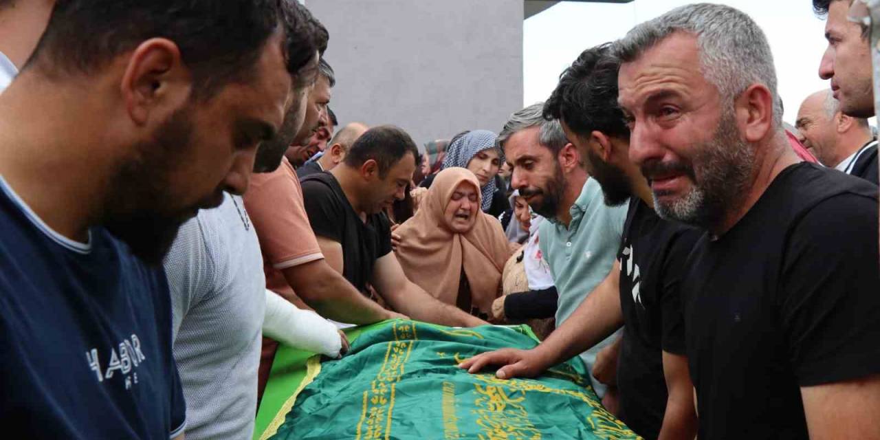 Göçük Altına Kalarak Hayatını Kaybeden 3 İşçi Gözyaşları Arasında Toprağa Veriliyor