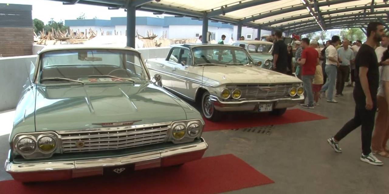 Klasik Otomobil Tutkunları Küçükçekmece’de Bir Araya Geldi