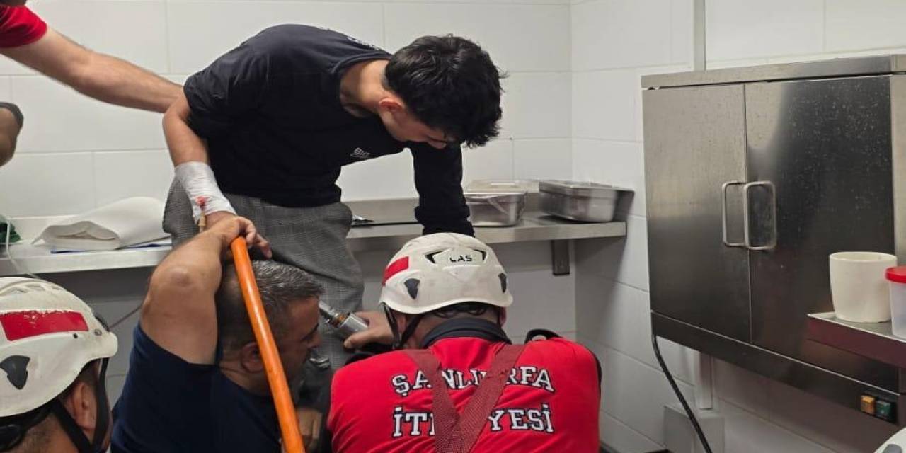 Elini Kaptırdığı Makineyle Hastaneye Götürüldü