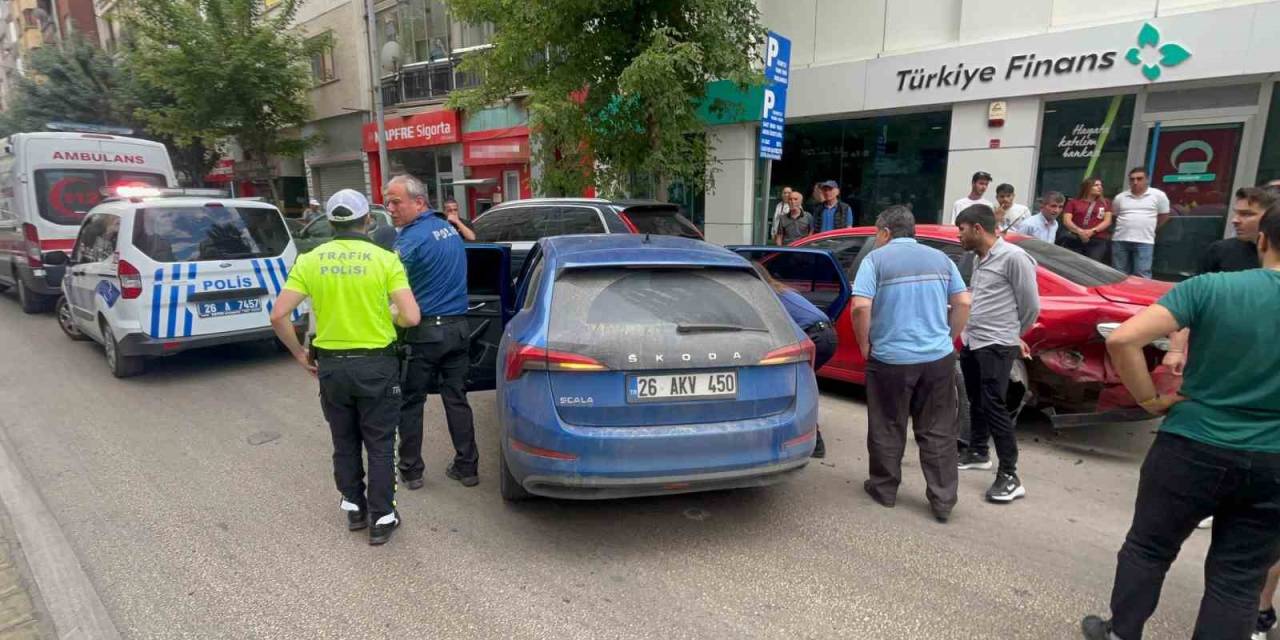 Kontrolü Kaybedilen Otomobil Park Halindeki Araçlara Çarptı