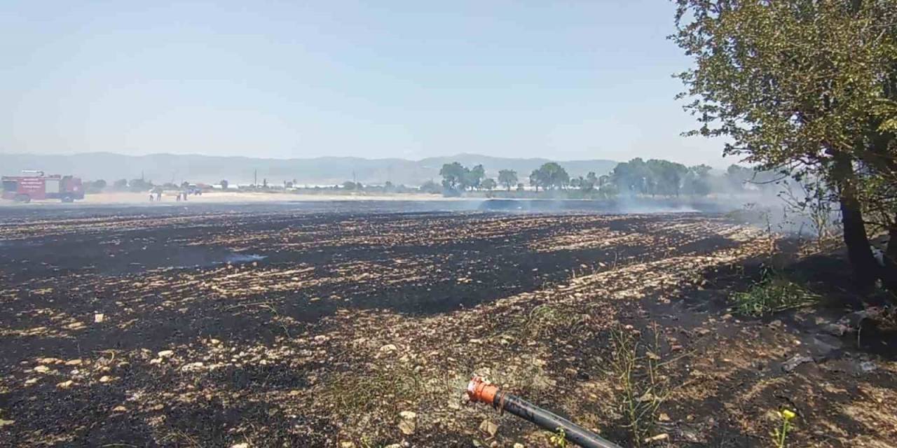Burdur’da Arazide Çıkan Yangında 10 Dönüm Anız, Saman Balyaları Ve Sulama Boruları Zarar Gördü