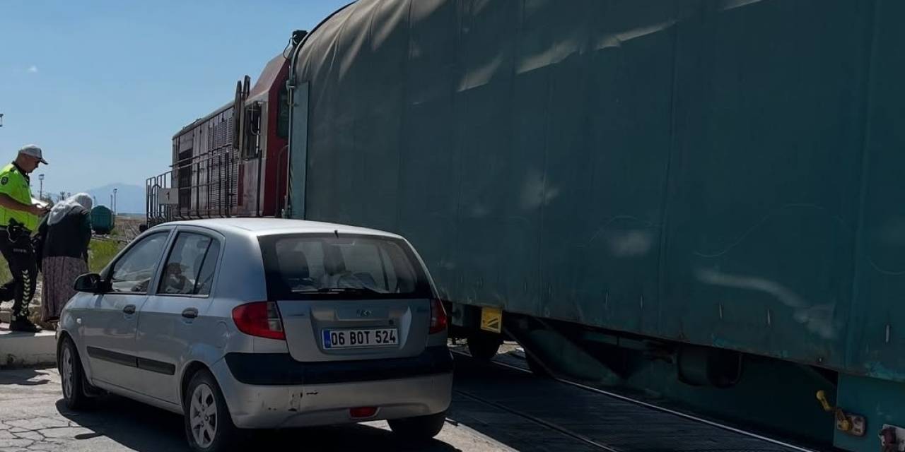 Van’da Tren Hemzemin Geçitte Otomobile Çarptı: 1 Hafif Yaralı