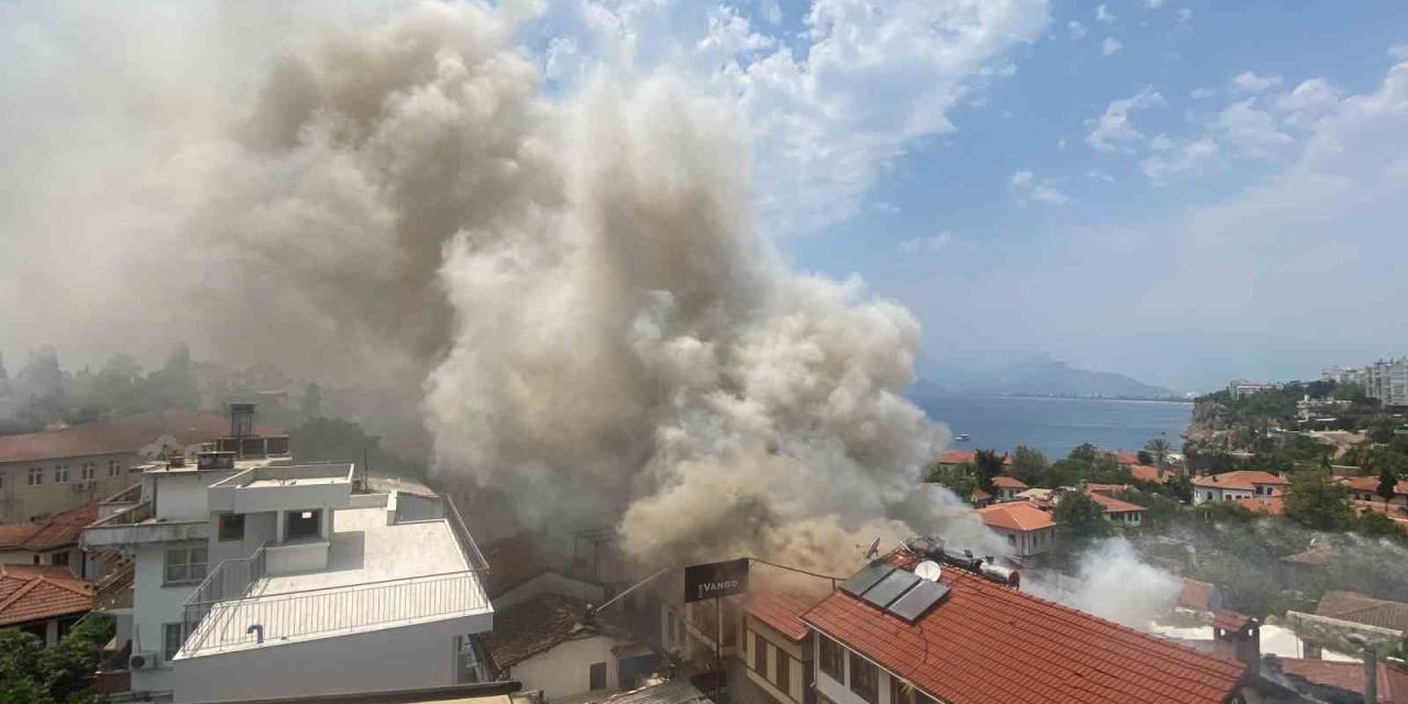 Antalya Kaleiçi’ndeki Yangın 2 Saatte Kontrol Altına Alındı