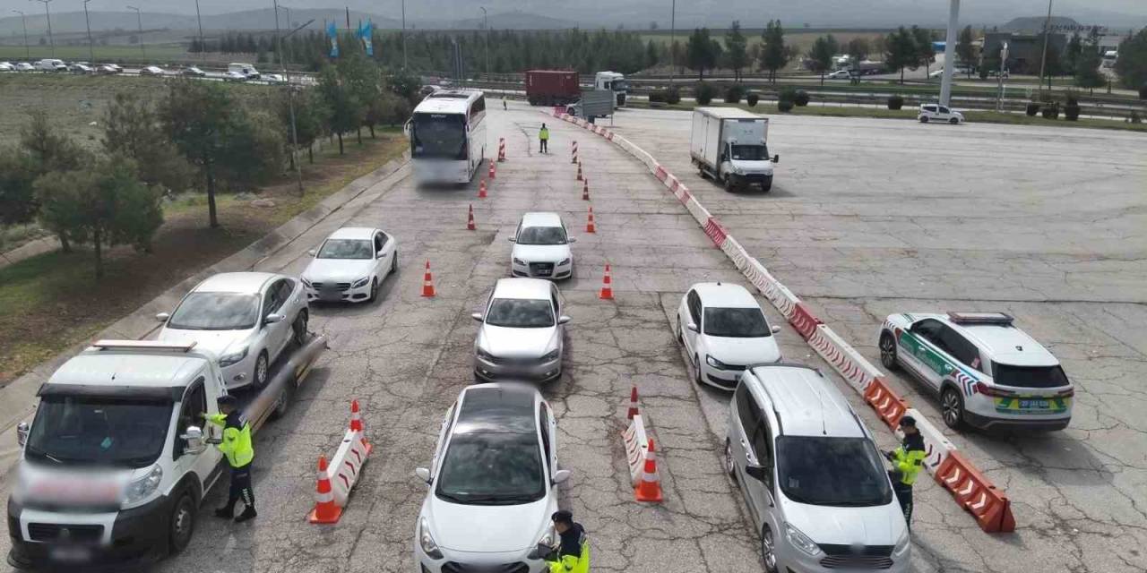 Gaziantep’te Otoyolda Kural İhlali Yapan 99 Araca 178 Bin Tl Ceza