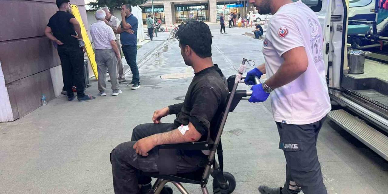 Motosikletle Otomobil Çarpıştı: 1 Yaralı