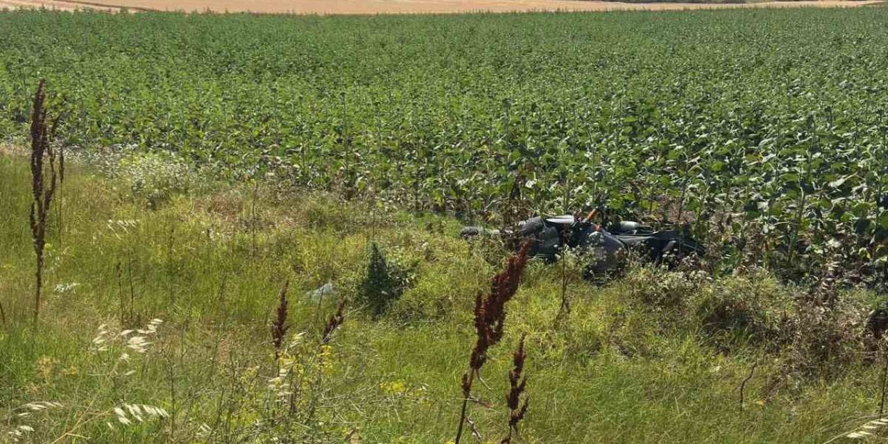 Direksiyon Hakimiyetini Kaybeden Sürücü Tarlaya Uçtu