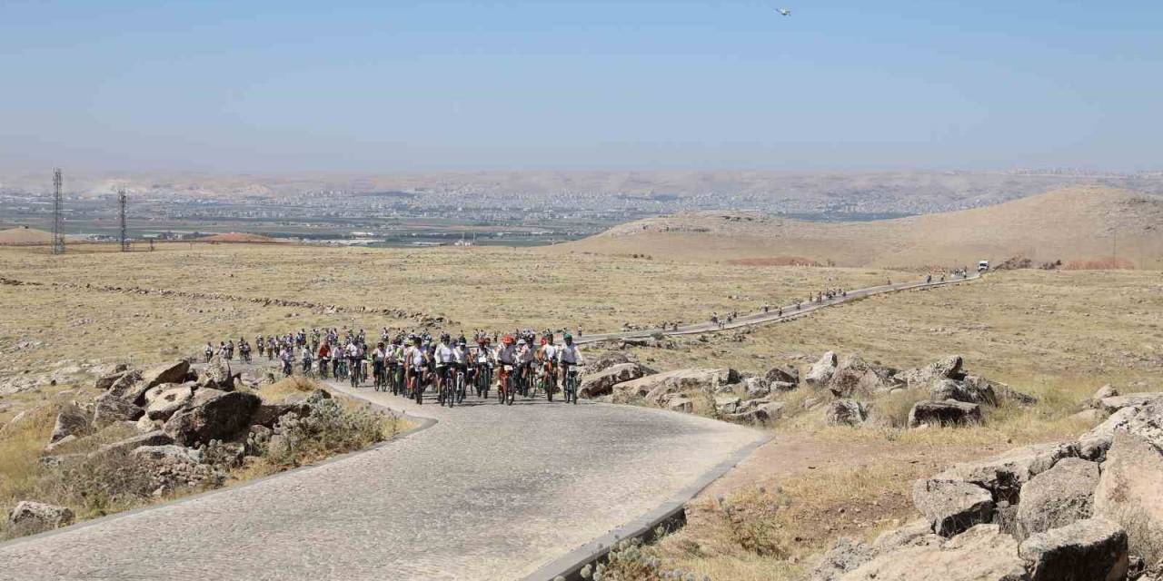 Yüzlerce Bisikletli Tarihi Yerlere Ulaşmak İçin Pedal Çevirdi