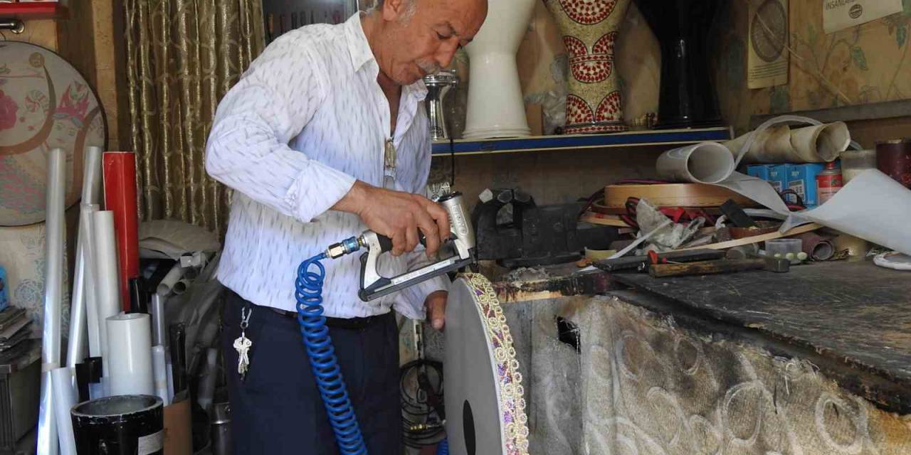 El Emeğiyle Yaptığı Müzik Aletlerini 50 Yıldır Müzik Tutkunlarına Ulaştırıyor