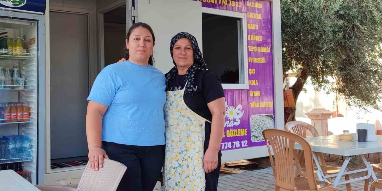 Anne Kız Bazlama Ve Gözleme Yaparak Hayata Tutundu