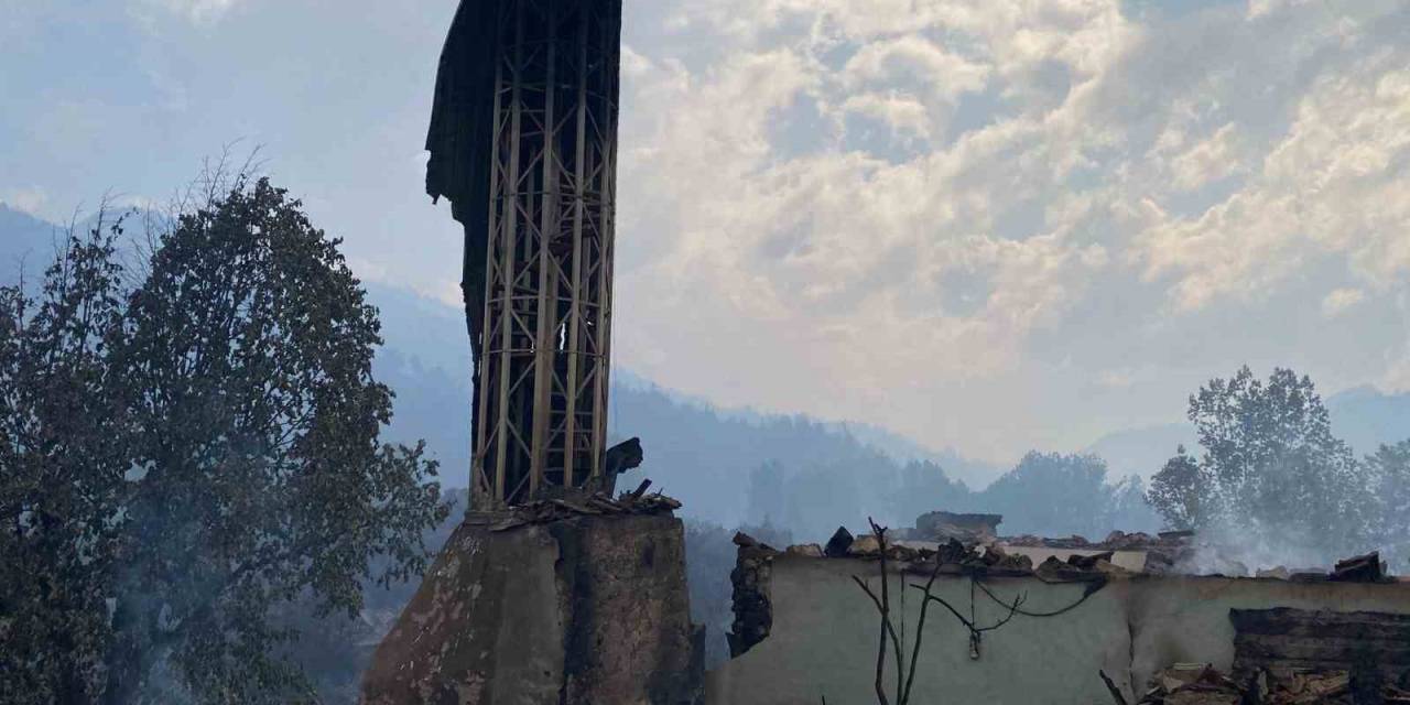 Köprücek Köyü Camii İçin İçin Yanıyor