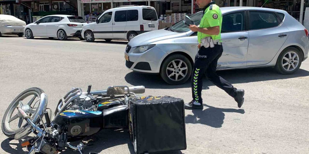 Karaman’da Otomobille Çarpışan Motokurye Yaralandı