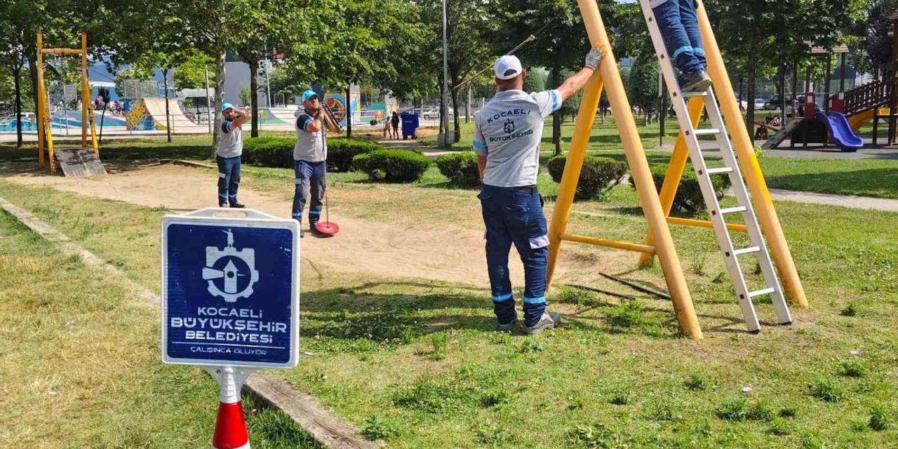 Oyun Alanlarında Bakım Ve Yenileme Yapılıyor