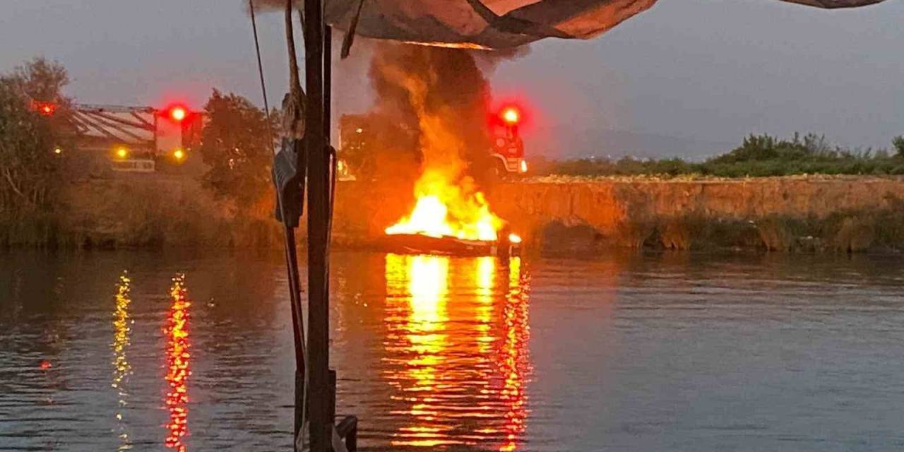 Manavgat Irmağı’nda Fiber Balıkçı Teknesi Alev Alev Yandı