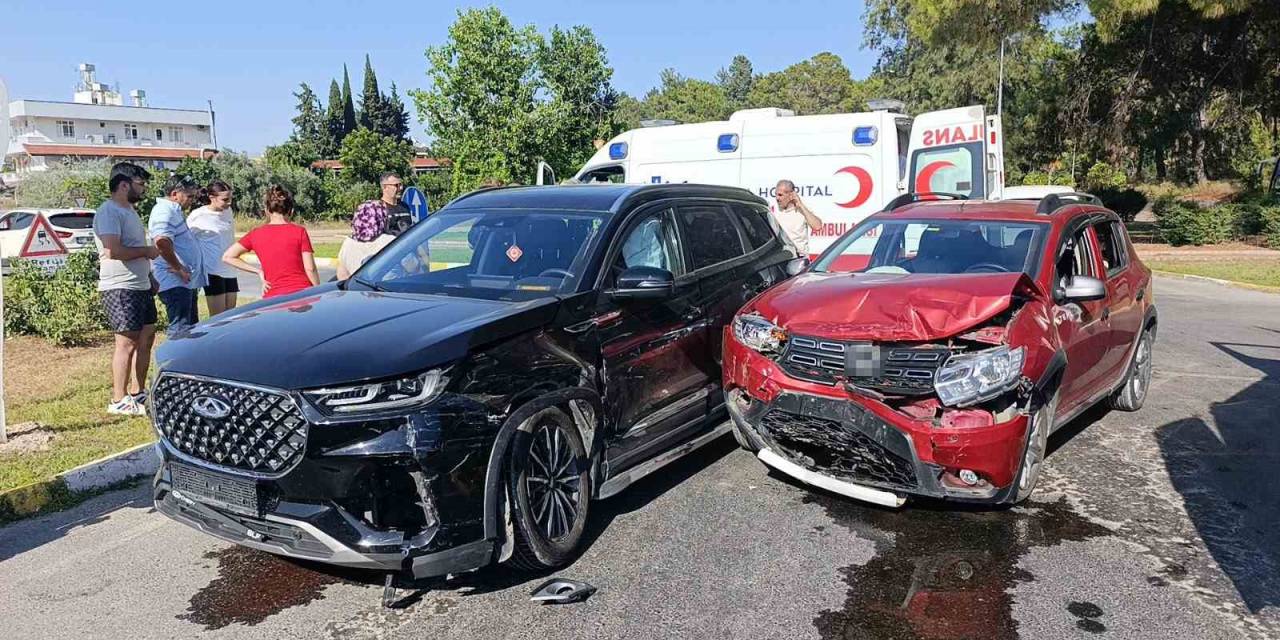 Antalya’da İki Otomobil Çarpıştı: 7 Yaralı