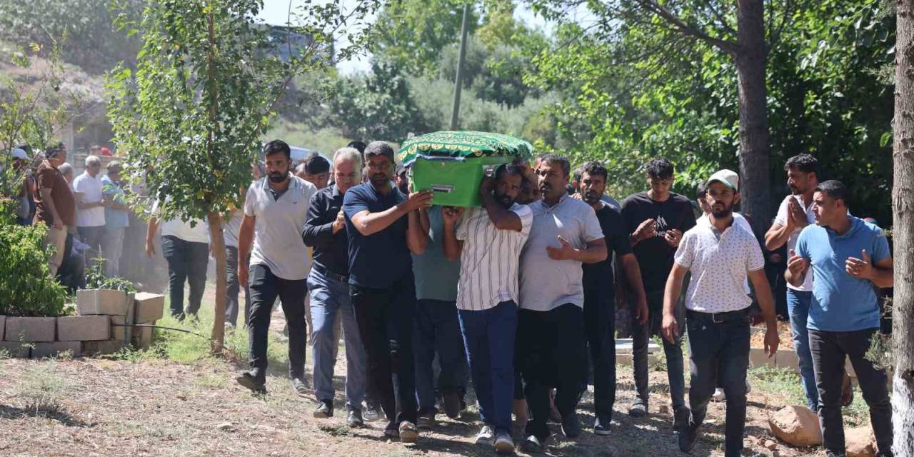 Ablasının Düğünü İçin Memleketine Gelen 22 Yaşındaki Genç Kalp Krizi Geçirerek Öldü