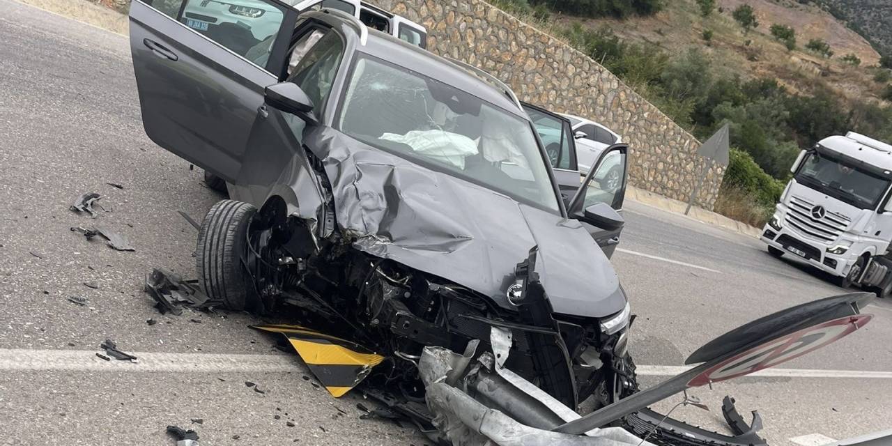 Bariyerlere Çarpan Otomobildeki 8 Kişi Yaralandı