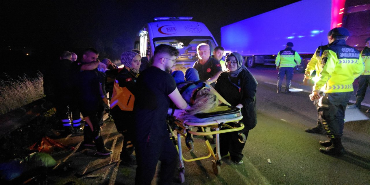Anadolu Otoyolunda TIR, minibüse çarptı: 7 yaralı