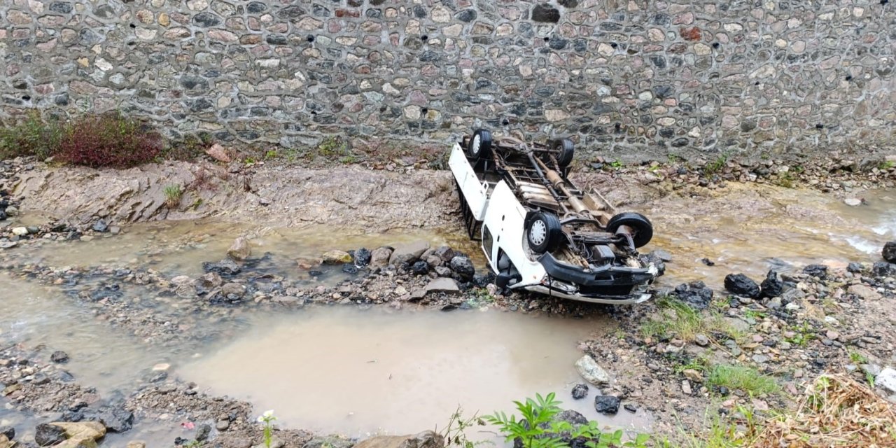 Trabzon'da kamyonet dereye uçtu: 2 yaralı