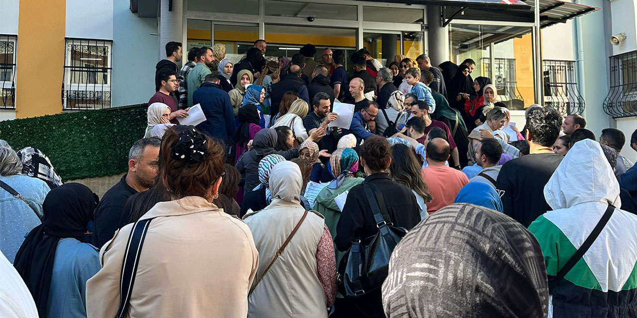 Rize'de Anaokulu Kayıt Heyecanı: Veliler Okul Bahçelerinde Uzun Kuyruklar Oluşturdu
