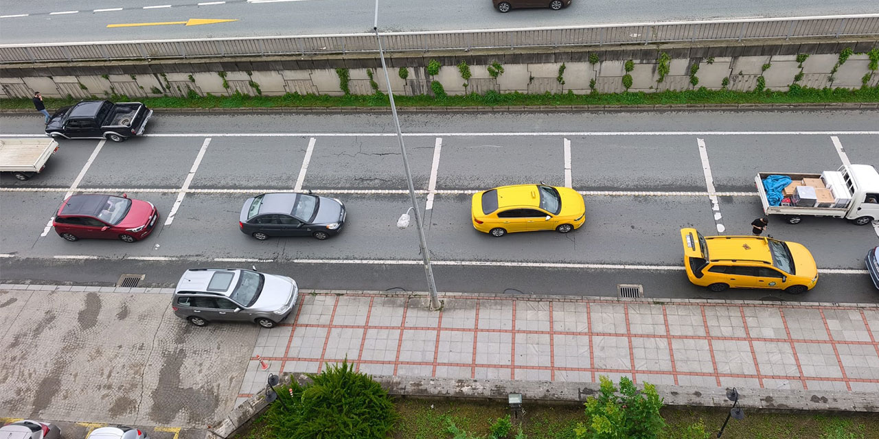 Rize'de Sıra Dışı Kaza: Seyir Halindeki Kamyonetten Fırlayan Lastik Taksiye Çarptı!