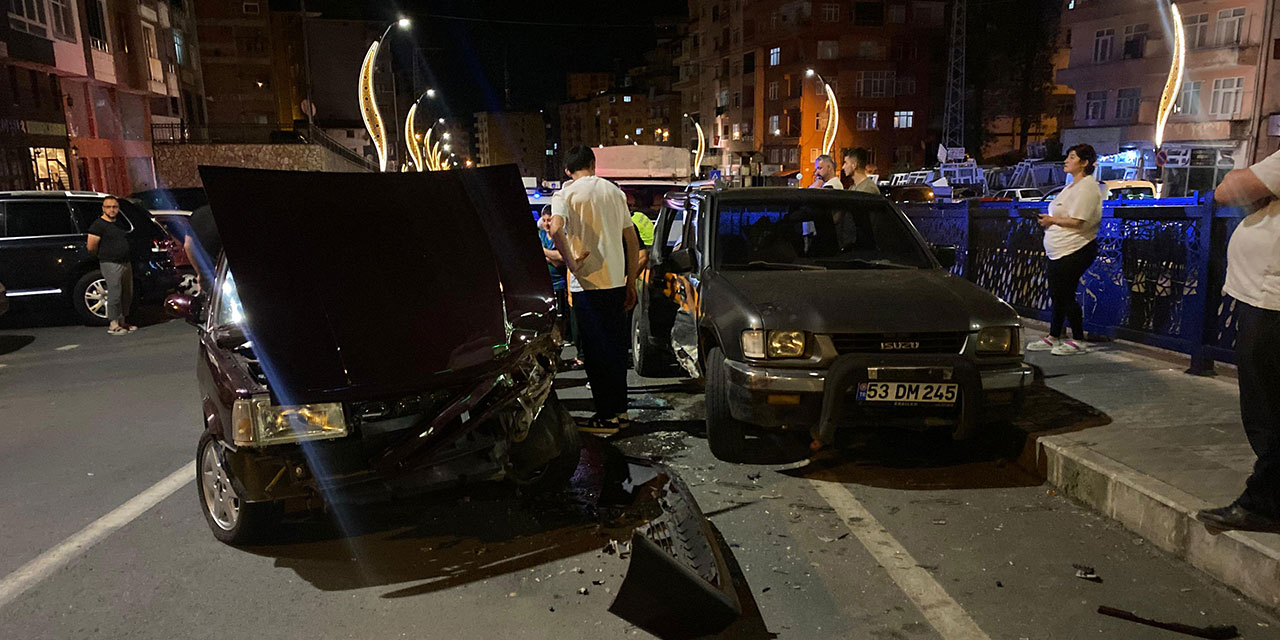 Rize'de park halindeki kamyonete çarpan otomobilin sürücüsü yaralandı