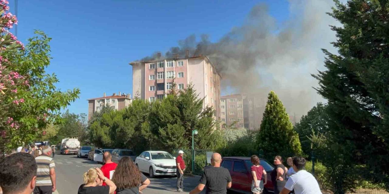 Çorlu’da Apartman Çatısı Alev Alev Yandı