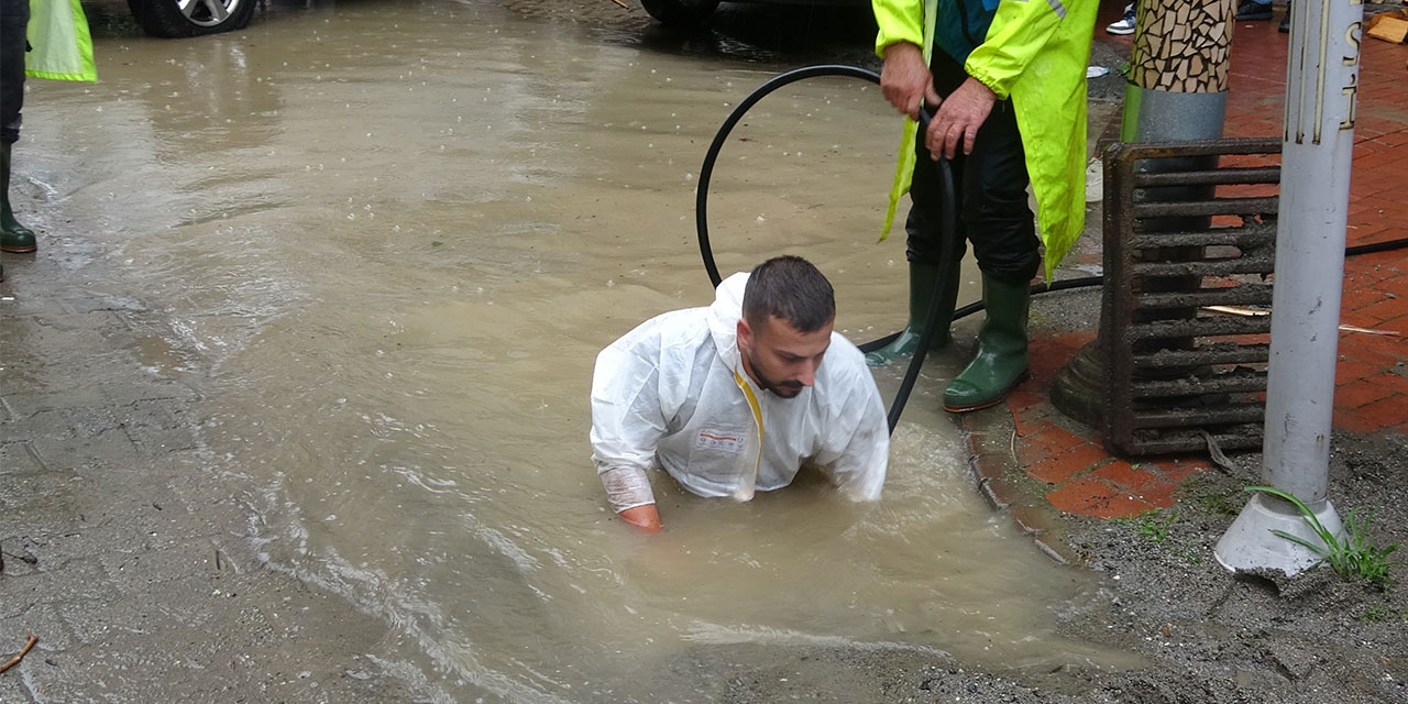 Sürmene'de sağanak yağış su taşkınlarına neden oldu