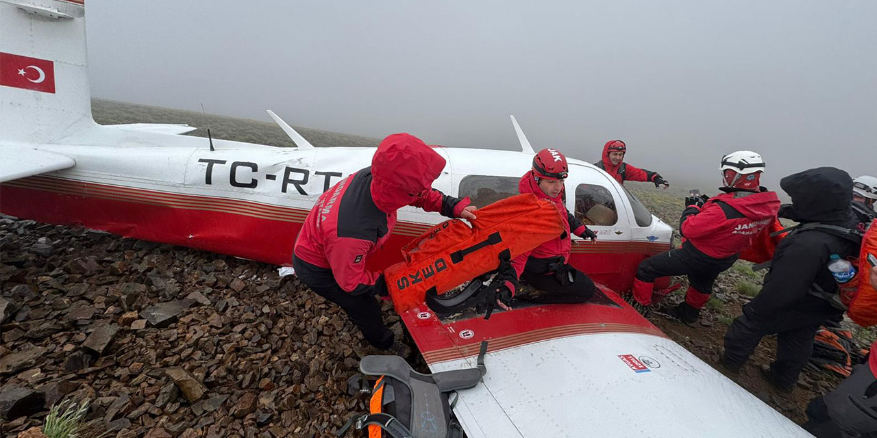 Kaçkar Dağları'nın zirvesinde düşen uçağın enkazına ulaşıldığı anın görüntüleri ortaya çıktı