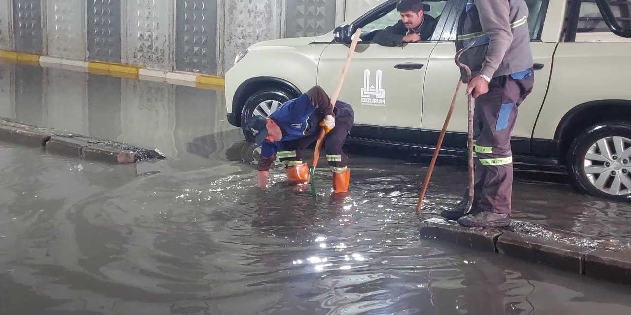 Erzurum'da sağanak etkili oldu, alt geçitler suyla doldu